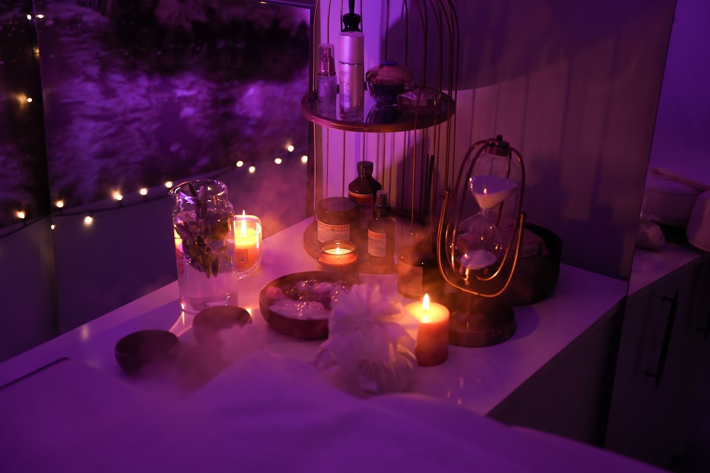 Spa ve cilt bakım odası — mum ışığında bakım köşesi