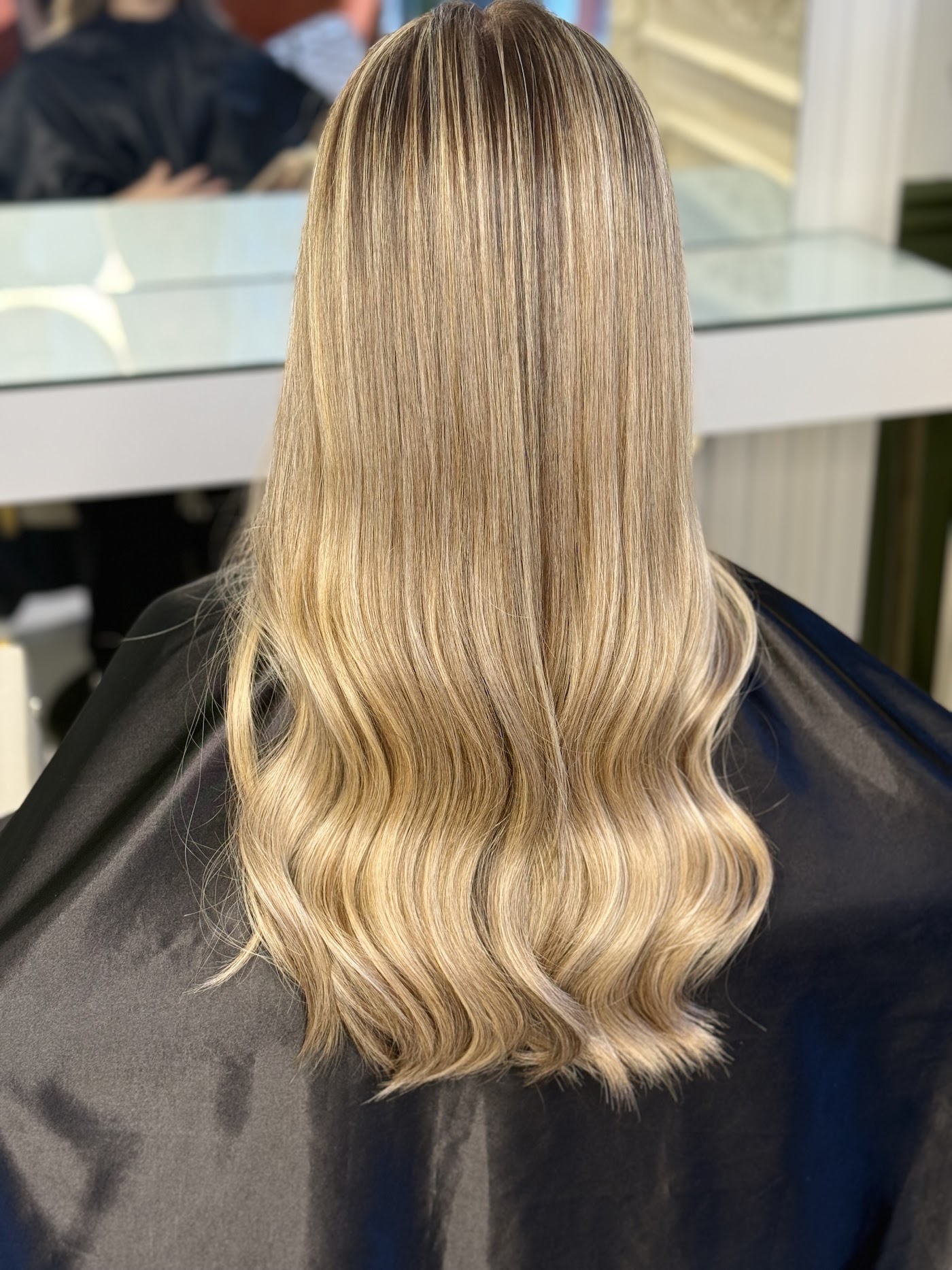Işıltılı balyaj dönüşümü — salon aynası önünde